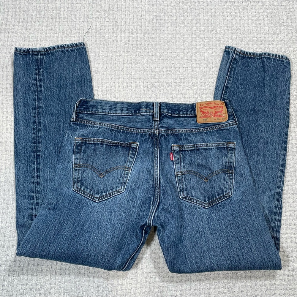 Mens Levi's 501 Jeans Button Fly 2021
Size 33x32 Perfectly Distressed Denim
